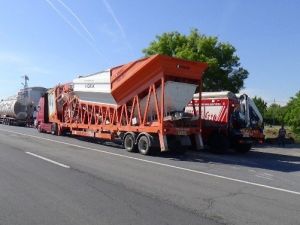 Beton Santral Ünitesi Taşıyan Tır, Köprüye Çarptı