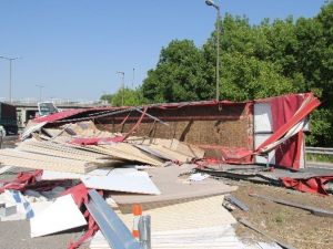 TEM Otoyolunda Tır Devrildi: Üç Yaralı