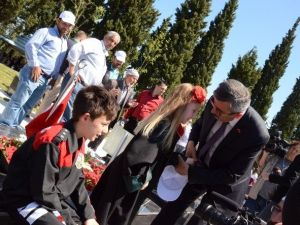 MHP’li Aday Balkız Soma Maden Şehitliğini Ziyaret Etti