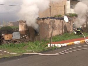 Yol Ortasında Önce Bıçaklandı Sonra Evi Kundaklandı