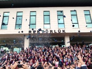 Hasan Kalyoncu Üniversitesi’nin İlk Mezunları Kep Attı