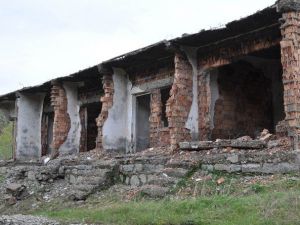 Kaplıca Bakımsızlıktan Yıkılmak Üzere