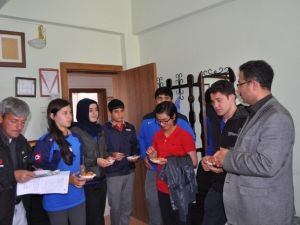 Eğitim Bir Sen’den Şampiyon Güreşçilere Tatlı İkramı