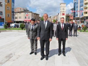 Oltu’da Spor Bayramı Öncesi Atatürk Anıtına Çelenk Sunumu Yapıldı