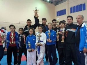 Kartepeli Karateciler Sakarya’dan 16 Madalyayla Döndü