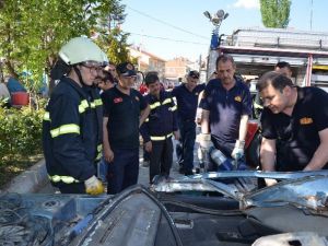 İtfaiyecilerden Hurda Araç Üzerinde Eğitim Ve Tatbikat
