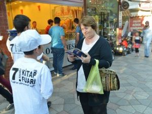 Öğrenciler Vatandaşları Kitap Fuarına Davet Etti