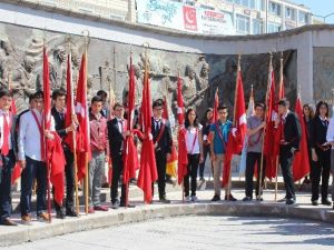 Gençlik Haftası Kutlamamalı Başladı