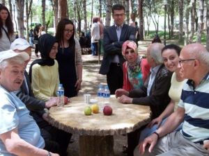 Şaphane Meslek Yüksekokulu Öğrencileri Uşak Huzurevi Sakinlerini Sevindirdi