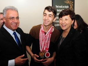 Prof. Dr. Çaha Başarılı Sporcuları Ödüllendirdi