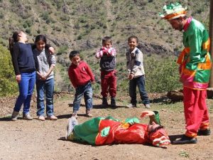 Dağ Tepe Demeden Tiyatroyu Köy Çocuklarının Ayağına Götürüyorlar