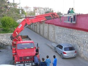 Vinç Kiralayarak Maç İzlediler