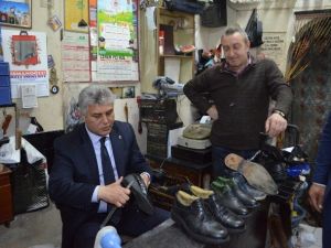 AK Parti Trabzon Milletvekili Adayı Günnar, Tezgaha Geçerek Ayakkabı Tamir Etti