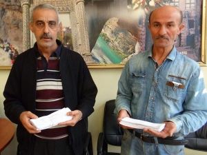 Kapı Kapı Gezerek Seçmen Kağıtlarını Dağıtıyor