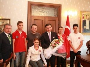Genç Milli Sporculardan Vali Topaca’ya Ziyaret