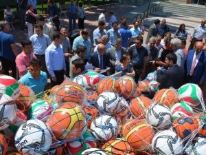 Yunusemre’den Okullara Top Desteği