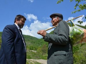 Durmuş Yalçın, Köylülerin Dertlerini Dinledi