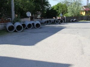 Akyazı’da Bin 400 Metrelik Alana Su Kanalı Döşeniyor