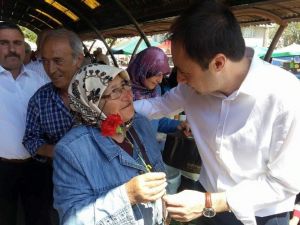 Tuna Vatandaşların Kandilini Kutlayıp, Karanfil Verdi