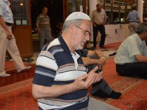 Manisalılar Miraç Kandilinde Camilere Akın Etti