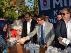 Başkan Çelik Kandil Simidi Dağıttı