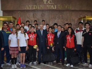 Başarılı Sporcular Aydın Valiliği’ne Çıkartma Yaptı