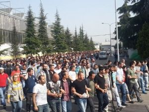 Üretime Ara Verilen Tofaş Ve Renault İşçileri Fabrika Önünde Sabahladı