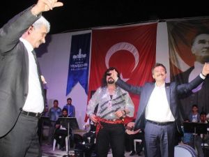 Roman Gecesinde Başkan Çiftetelli Oynadı