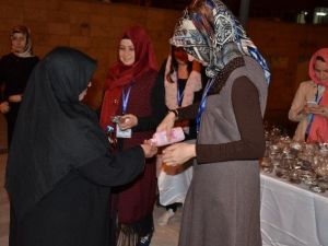 Üniversite Öğrencileri Miraç Kandilinde Vatandaşlara İkramda Bulundu