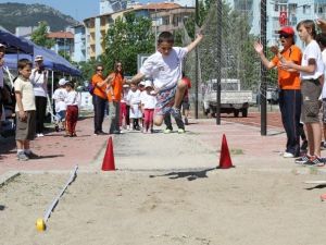 Gaziemir’de Minikler Atletizm Şenliğinde Ter Döktü
