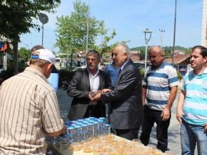 Başkan Karaman Kandil Tatlısı Dağıttı