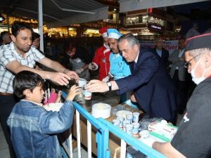 Başkan Aydın Miraç Kandili’nde Pilav Dağıttı