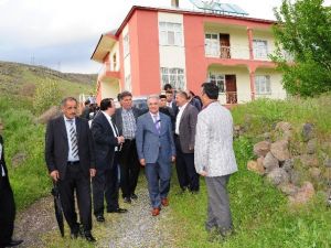 Gecenin Karanlığına Kadar Kapı Kapı Dolaşan Prof. Dr. Çaha: