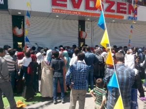 Vatandaşlar Özel İndirimden Dolayı Yeni Açılan Mağazaya Akın Etti