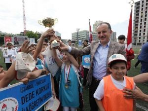 Başarılı Öğrencilerin Madalya Sevinci