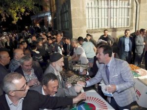 İlkadım Gül Suyu, Lokum Ve Sıcak Lokma Dağıttı