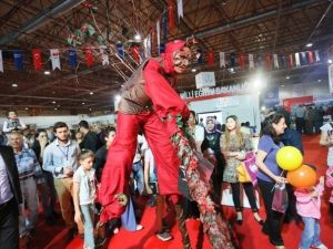 Kitap Fuarın 2. Gününde 17 Söyleşi 87 İmza Var