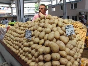 Halk Pazarında Fiyatlar Düştü; Satıcının Da Vatandaşın Da Yüzü Güldü