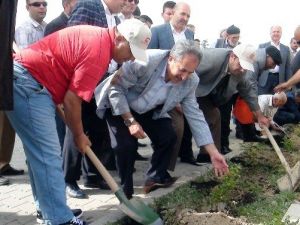 Akşehir Belediyesi’nden Ağaç Dikme Etkinilği