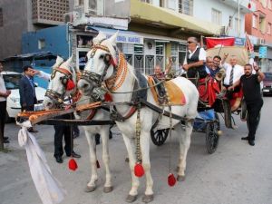 MHP’li Yılmaz’ın Seçim Kampanyası Faytonla Renklendi