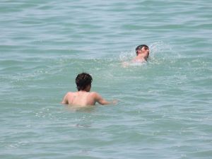 Beyşehir Gölü’nde Yüzme Sezonu Erken Açıldı