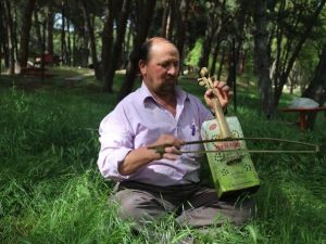 Keman Alamayınca Müzik Aletini Tenekeden Yaptı