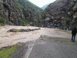 Artvin-şavşat Karayolu Aşırı Yağışlar Nedeniyle Kapandı