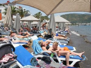 Marmaris’te Sıcak Hava Sahilleri Doldurdu