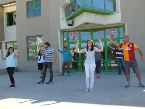 Burhaniye’de Üniversiteliler Halk Dansları Topluluğu Kuruldu