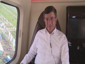 Başbakan Davutoğlu, Helikopterden Canlı Yayınla Partilileri Selamladı