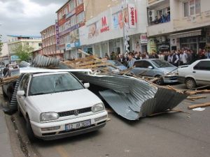 Bingöl’de Fırtına Çatı Uçurdu