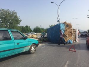 Saman Yüklü Kamyonet Yan Yattı