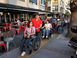 Karşıyaka’da Engelli Yollarını Kapatana Dikkat Çeken Not