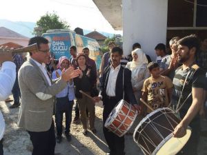 AK Parti Adayı Uslu, Roman Mahallesinde Davul Zurnayla Karşılandı